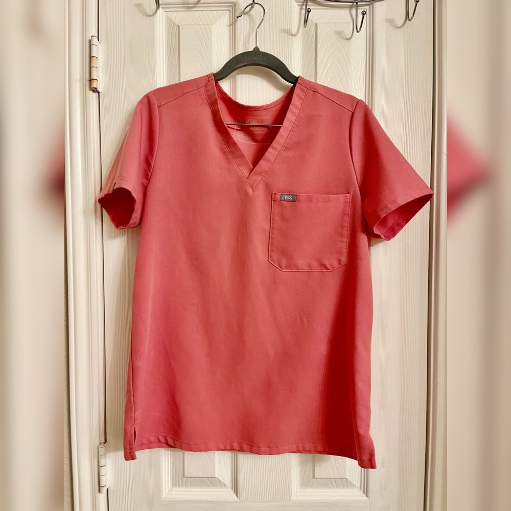 Figs one pocket small scrub top. Figs pink Zamora jogger scrub pant petite small
